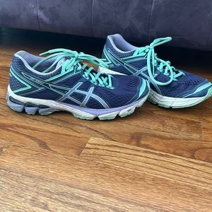 ASICS in great condition! Love the colors and SO comfortable